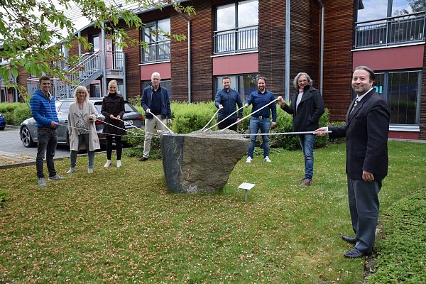 Mit Abstand kreativ: Jannis, Anette, Nina und Thomas Albers, Dennis Bendig und Michel Matheja, Künstler Herman und Joachim Schulte, machen aus einem alltäglichen Zollstock ein Maßstab für Solidarität. (v.l.) - © Anja Ebner