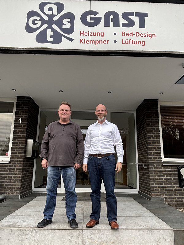 Oliver Gast (links) und Thomas Rebel (rechts) freuen sich auf eine gemeinsame Zukunft als starke Partner in der Gruppe. - © Gast Sanitär- und Heizungstechnik