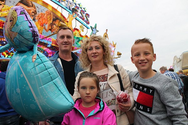 Familienausflug: Familie Leyk aus Espelkamp genoss den Tag auf dem Blasheimer Markt. - © Tanja Dittmann