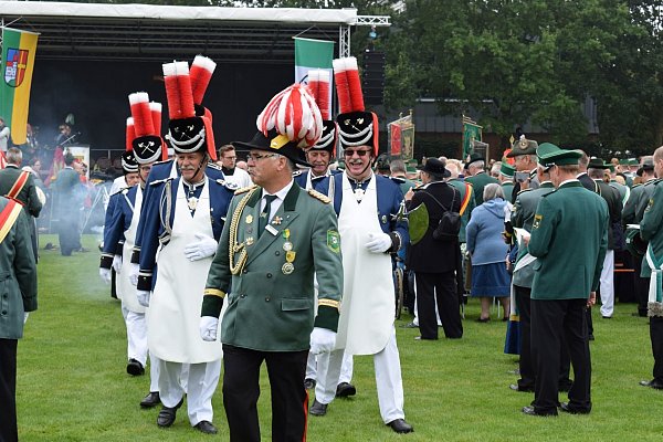 Schützenbrüder beim Festhochamt auf dem Sportplatz am Merschweg. - © Anja Ebner