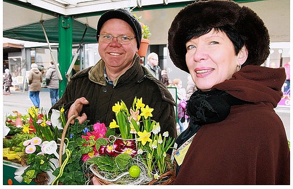 Der Delbrücker Gärtnermeister Wilfried Wirling und die Dozentin für Kräuterwissen, Bärbel-Elisa Heichel.