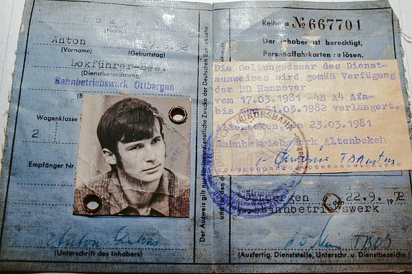 Am alten Dienstausweis von Anton Lukas klebt noch der Tropfen Blut eines jungen DDR-Grenzsoldaten. - © FOTO: JOSEF KÖHNE