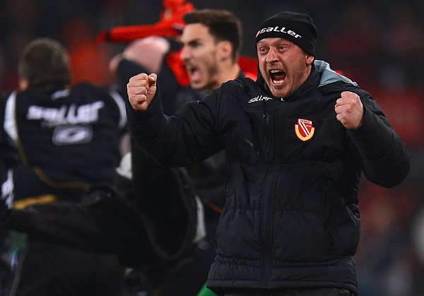 Emotional: Jörg Böhme bejubelt 2014 als Trainer von Energie Cottbus einen Treffer seiner Mannschaft. - © Lars Baron/Getty Images