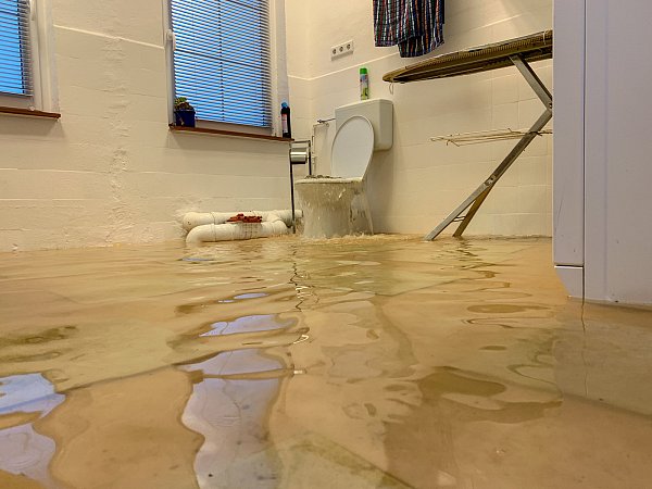 Das Schadenhaus in Hüllhorst ermöglicht die Simulationen von Wasserschäden. Auch hier wurde wenig später eine Szene für die Aufklärungsfilme gedreht. - © Noah Brümmelhorst