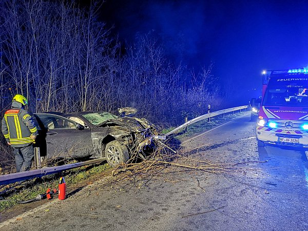 Der 34-jährige Fahrer aus Bünde wurde bei dem Unfall schwer verletzt und wurde vom Rettungsdienst der Feuerwehr Herford ins Klinikum Herford transportiert. - © Feuerwehr Herford