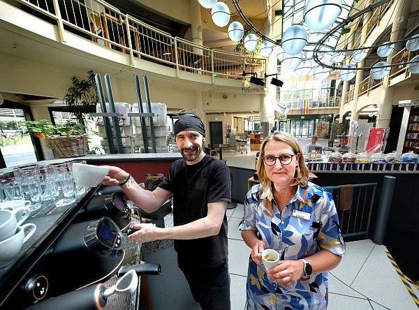 Heiko Wagner, Inhaber des Lesecafés in der Stadtbibibliothek und Geschäftsführerin Silke Niermann. - © Andreas Frücht