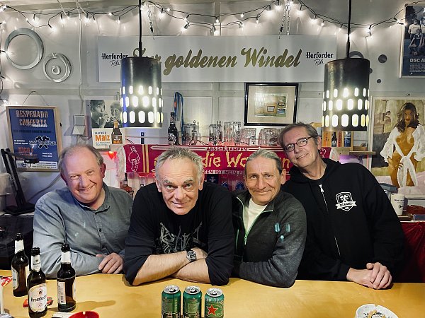 ZZZ Hacker hinter dem Tresen des Clubhauses "Zur goldenen Windel". - © Stefan Becker