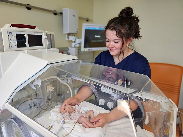 Kinderkrankenpflegerin Alexandra Benz organisiert auch in diesem Jahr gemeinsam mit ihren Kolleg*innen den Weltfrühgeborenentag im Universitätsklinikum Minden. - © Irma Mujanovic/MKK