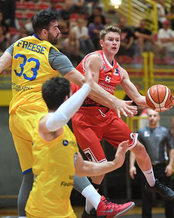Ein Mann mit Übersicht: Fritz Hemschemeier (r.) setzt sich im Testspiel gegen Braunschweig gegen Jannik Freese durch. - © Marc Köppelmann