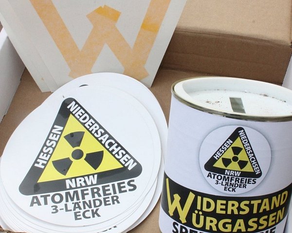 Mit dem gelben "W" und Stickern protestiert die Bürgerinitiative gegen das geplante Atommüll-Logistikzentrum. - © Torsten Wegener