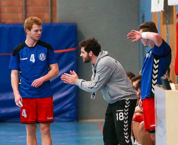Kleiner Bruder: Arne Schütforth, 30, hier 2017 als Trainer TSG-A-Jugend, bekommt reihenweise Fleißkärtchen und darf jetzt die 2. Mannschaft in der Landesliga coachen. Foto: Andreas Zobe - © Andreas Zobe