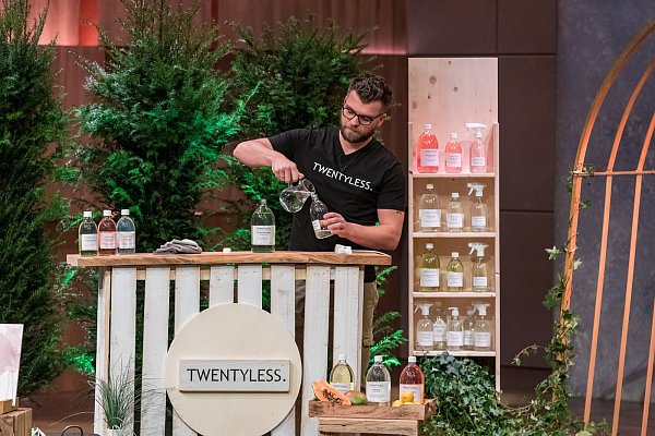 Eike Meyer aus Minden präsentiert mit "Twentyless" Reinigungsmittel in Glasflaschen. Er erhofft sich ein Investment von 70.000 Euro für 25 Prozent der Anteile an seinem Unternehmen. - © TVNOW-Bernd-Michael Maurer