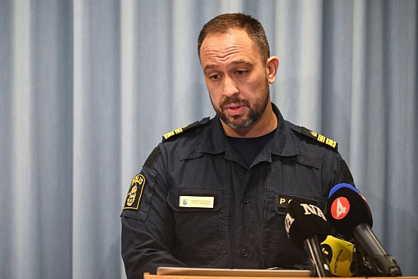Roberto Eid Forest, Leiter des örtlichen Polizeireviers. Die Ermittler haben am Dienstagabend keine Hinweise auf ein terroristisches Motiv. - © Pontus Lundahl/TT/TT News Agency/AP/dpa