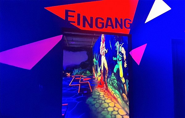 Das 3D-Schwarzlicht-Golfen im Bolzano in Höxter ist ein farbenfrohes Spektakel. - © Simone Flörke