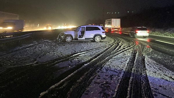Der Mercedes war nach dem Unfall auf der A2 nicht mehr fahrbereit und musste abgeschleppt werden. - © Polizei Bielefeld
