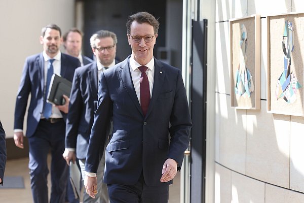 NRW-Ministerpräsident Hendrik Wüst (CDU) auf dem Weg zur Sitzung des Untersuchungsausschusses, um dort auszusagen. - © David Young/dpa