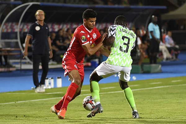 Zwei Paderborner unter sich: Mohamed Dräger (l.) liefert sich einen Zweikampf mit seinem SCP-Teamkollegen Jamilu Collins. - © AFP