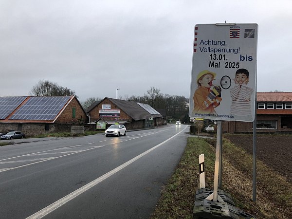 Autofahrer müssen sich auf Umleitungen zwischen Herstelle und Bad Karlshafen einstellen - allerdings erst später als Schilder es ankündigen. - © Nicole Fischer