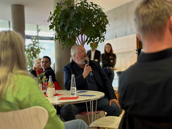 Detlef Vincke ist einer der Geretteten und ehemaliges Kreistagsmitglied. Seine Frau war sachkundige Bürgerin im Gesundheitsausschuss und brachte damals die "Mobilen Retter" mit auf den Weg. - © Danielle Dörsing