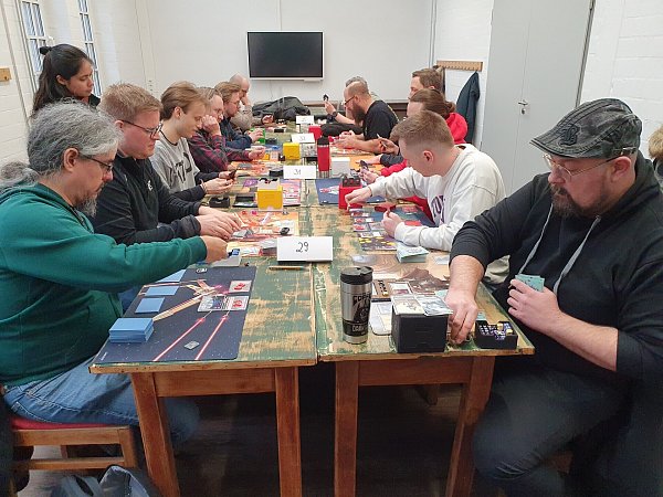 Es hatten sich so viele Spieler für das Turnier in Gütersloh angemeldet, dass sogar ein zweiter Raum benötigt wurde. - © Olaf Kieser
