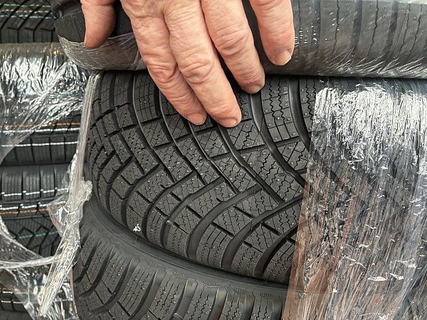 Das tiefere, kräftige Profil unterscheidet die Winterreifen deutlich von anderen Autoreifen. - © Matthias Bungeroth