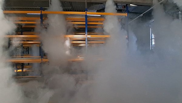 Weiße Nebelsäulen strömen in das Gebäude. Das CO2-Gas würde einen etwaigen Brand sofort ersticken. - © Feuerwehr Hiddenhausen