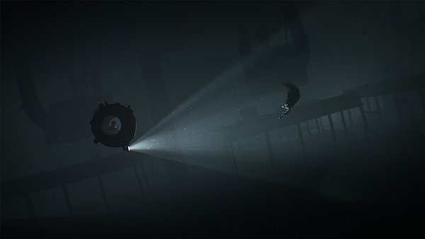 Mit unserem U-Boot erleben wir einige der besten Szenen des Spiels. Und was wir schnell gelernt haben: den Unterwasserwesen, die vor dem Scheinwerferlicht flüchten, sollten wir besser aus dem Weg gehen. - © Playdead