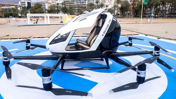 Das Lufttaxi hob ohne Passagiere vom Strand ab. - © Miquel Benitez/Stadt Benidorm
