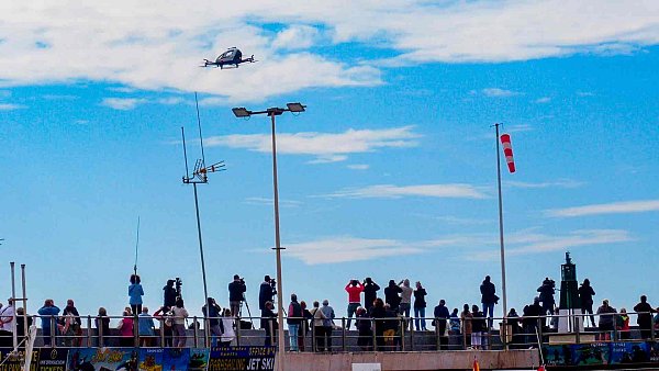 Zuschauer verfolgen am Strand den Flug des Lufttaxis. - © Stadt Benidorm