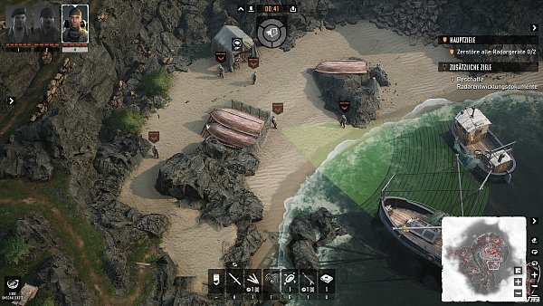 Sichtkegel und Laufwege der Gegner müssen genau studiert werden. Ansonsten ist der Einsatz schnell vorbei. Besonderer Kniff am Strand: Soldaten und Commandos hinterlassen Spuren im Sand, die erst nach einiger Zeit verschwinden – gut zu sehen an dem Soldaten, der zwischen dem Zelt und den Booten seine Runde dreht. - © Kalypso Media