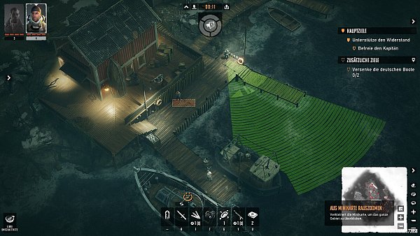 Auch nachts sind die Commandos unterwegs und dort schlechter sichtbar. Es sei denn, sie kommen in die Nähe von Lichtquellen. Zudem können die Spezialisten zum Teil mit der Umgebung interagieren. Unser Marine (weißer Kreis) kann die Kiste über den Zaun werfen und den darunter stehenden Gegner neutralisieren. Seine Kameraden würden das für einen Unfall halten und keinen Verdacht schöpfen. - © Kalypso Media