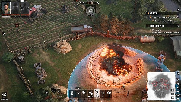 Eine Flugabwehrkanone geht in einem spektakulären Feuerball auf – die deutschen Soldaten am oberen Bildrand geben sich davon allerdings unbeeindruckt. - © Kalypso Media