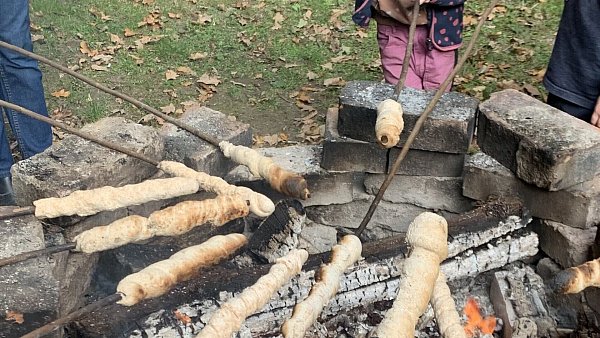 Beim Sommerfest in Salzkotten können Besucher Bogenschießen, die Slackline testen oder Stockbrot am Lagerfeuer backen. - © Archivbild: Hof für Mensch und Tier e.V.