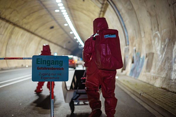 Der Tunnel darf nur mit Schutzkleidung betreten werden. - © T.Freitag