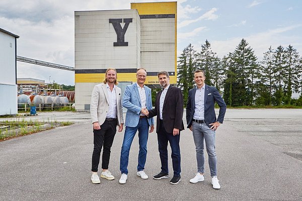 Schuaen sich das neue Projekt vor Ort an: Frederik Haverig, Axel Köster (beide Hadorn), Janko Cukelj (Vattenfall) und Alexander Emde, Leiter Projektentwicklung Hagedorn (v.l.). - © Hagedorn