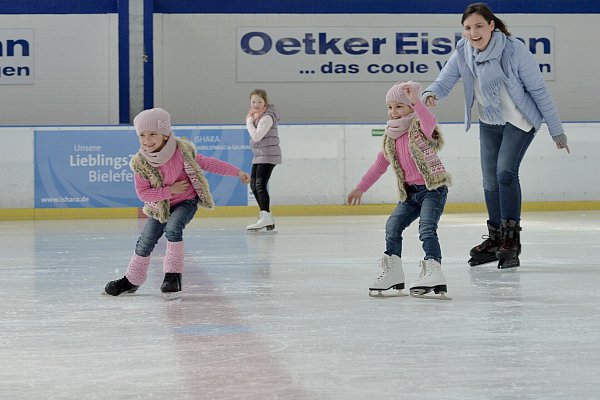 Vom Wetter unabhängigen Spaß, Kurvenkunst und Bewegung an der frischen Luft auf 1.800 Quadratmeter überdachter Fläche, das gibt's beim Kindergeburtstag auf der Oetker-Eisbahn. - © BBF