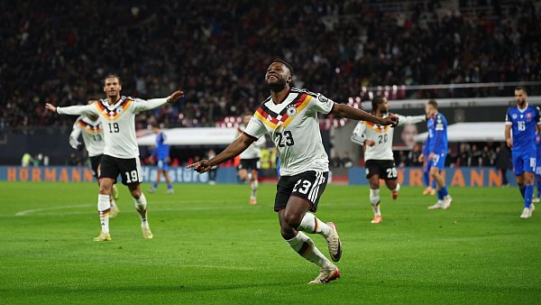 Ridle Baku (Deutschland) jubelt nach seinem Tor zum 5:0. - © Christian Charisius/dpa