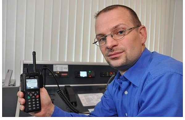 Der stellvertretende Oerlinghauser Löschzugführer Frank Hellkamp zeigt eines der neuen transportablen Funkgeräte. Im Hintergrund ist rechts das neue Festeingebaute zu sehen, daneben das alte analoge. - © FOTO: KARIN PRIGNITZ