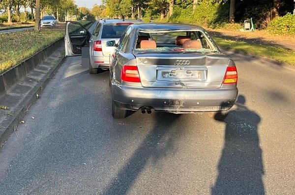 Die beiden Autos sind nach der Kollision auf der Herforder Straße in Bielefeld zwar beschädigt, aber noch fahrbereit. - © Polizei Bielefeld