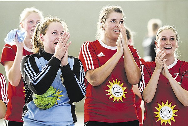 Endlich wieder ein Erfolgserlebnis: Die Nettelstedterinnen Isabelle Kauffmann (v.r.), Nina Walter, Michelle Berning und Mona Kruse freuen sich nach dem Heimsieg gegen Brockhagen. Foto: Pollex - © Pollex