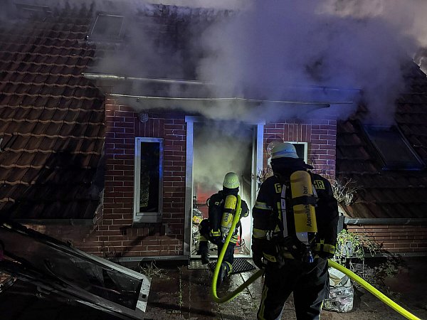 Stundenlang waren die Einsatzkräfte vor Ort mit Löscharbeiten beschäftigt. - © Feuerwehr Porta