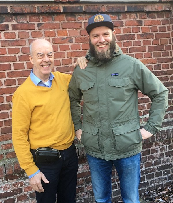 Zufrieden mit seinem Nachfolger: Marcus Harm (r.) hat zum 1. Januar das Unternehmen „Professional Berufsbekleidung” von Rolf Kreylos übernommen. Foto: privat - © privat