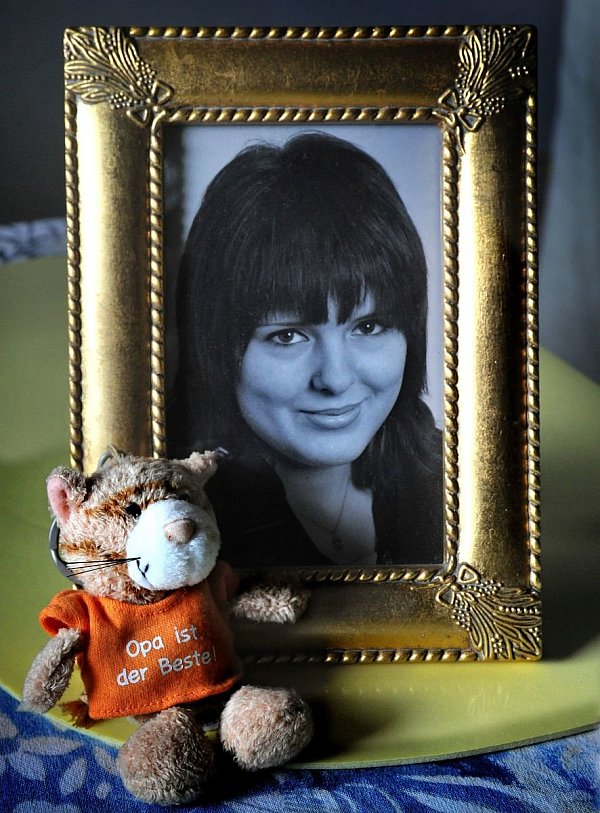 Die 19-jährige Anjelina war frisch verliebt. Sie wollte auf der Loveparade ihren Freund überraschen. In den Akten ist die das neunte Todesopfer der Katastrophe. Den kleinen Stofftiger hatte sie ihrem Opa geschenkt. Er stellte es nach der Todesnachricht vor ihr Foto. - © Andreas Frücht