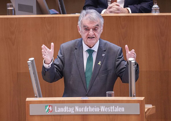 Nordrhein-Westfalens Innenminister Herbert Reul (CDU), hier im Landtag, ruft die Bevölkerung dazu auf, sensibler zu sein. - © Oliver Berg/dpa