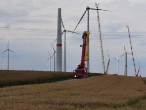Beim Aufbau einer Windkraftanlage ist ein Autokran mit seinem Ausleger in eine Starkstromleitung geraten. - © Freiwillige Feuerwehr der Stadt Marsberg