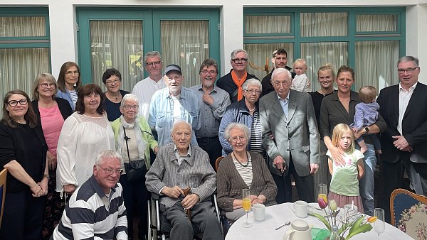 Das Ehepaar Lohmeyer feiert im Kreise ihrer Familie und Freunde 70 Jahre gemeinsamen Eheglücks. - © Stiftung "Ev. Kirche in Ibbenbüren"