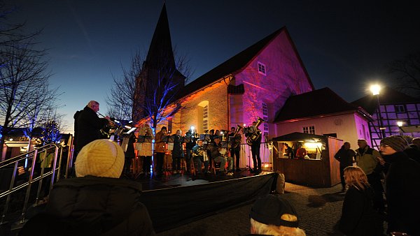 Der Rahdener Weihnachtsmarkt auf dem Platz an der Johanniskirche ist ein Besuchermagnet. Für Musik sorgen auch dieses Jahr heimische Mitwirkende wie der Posaunenchor Rahden. - © Joern Spreen-Ledebur