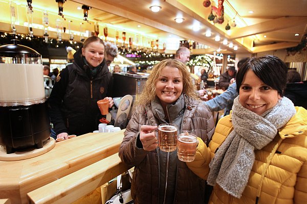 Lassen es sich gut gehen: Katja und Monique genießen ihren Rosé, während für Lilly Berghaus die arbeitsreiche Zeit begonnen hat. - © Frank-Michael Kiel-Steinkamp