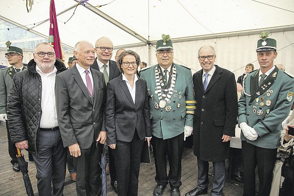Prominenz: (v. l.) Bürgermeister Josef Hartmann, Hans-Bernd Janzen, Bernhard Hoppe-Biermeyer, Ministerin Ina Scharrenbach, Kreisschützenkönig Paul Paschen und Landrat Manfred Müller. - © Johannes Büttner