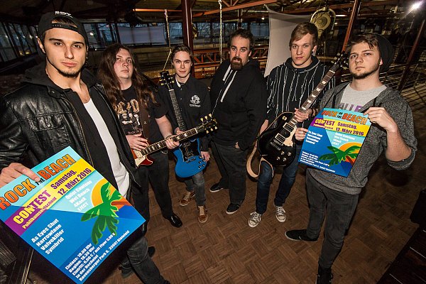 Bands, die beim Publikumsentscheid dabei sein wollen: Franky Klassen (v. l.) (Narowlane), Lukas Struja (Valvekiller), Max Schröder (Eject), Joscha Conze (Veranstalter), Moritz Eickhoff (Quiet Cowtone) und Lukas Beckann (As Eyes Shut). - © Björn Leisten
